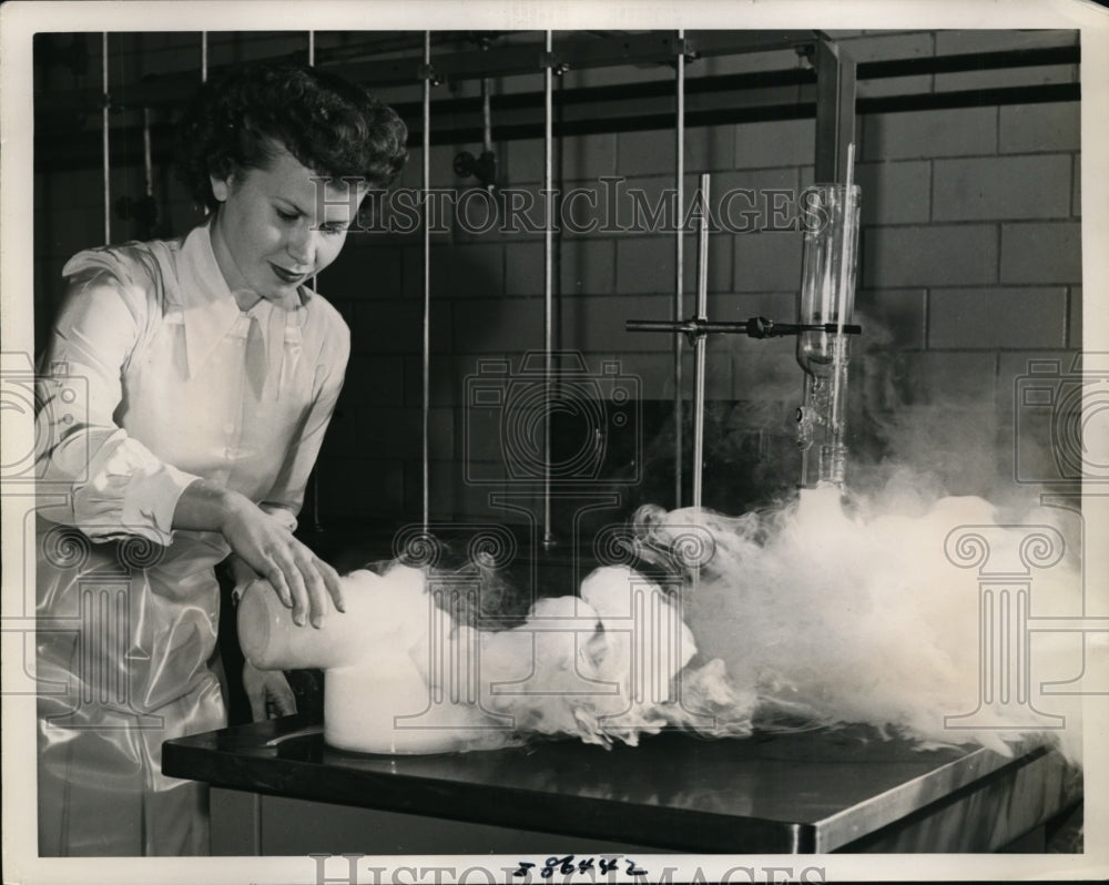 1948 Press Photo Experiment with Gases B F Goodrich Research Center Brecksville