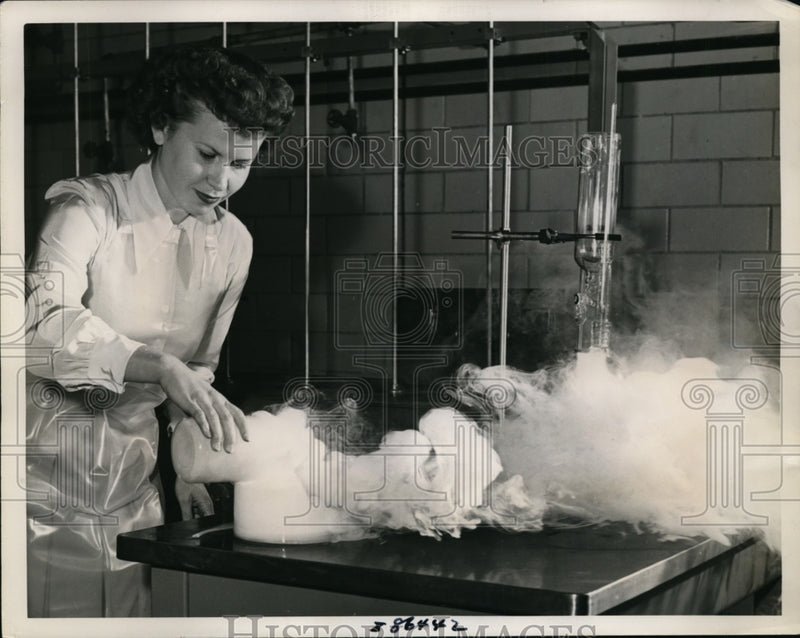 Load image into Gallery viewer, 1948 Press Photo Experiment with Gases B F Goodrich Research Center Brecksville
