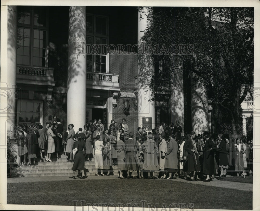 1931 Press Photo Radcliffe College Students Wait for Church Procession Cambridge