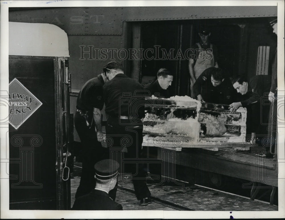 1938 Press Photo Mr Frosty Winters Shipped in Cake of Ice to Resort- Historic Images