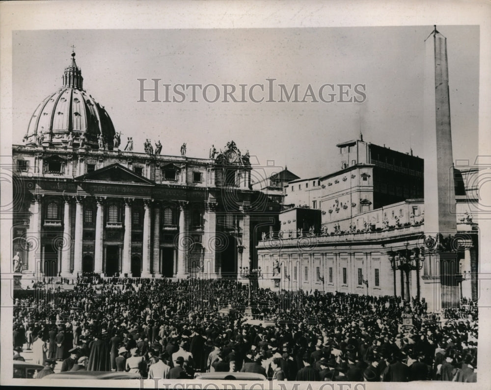 1939 Press Photo Crowds See White Smoke at Vatican Square Obelisk Pope Pacelli