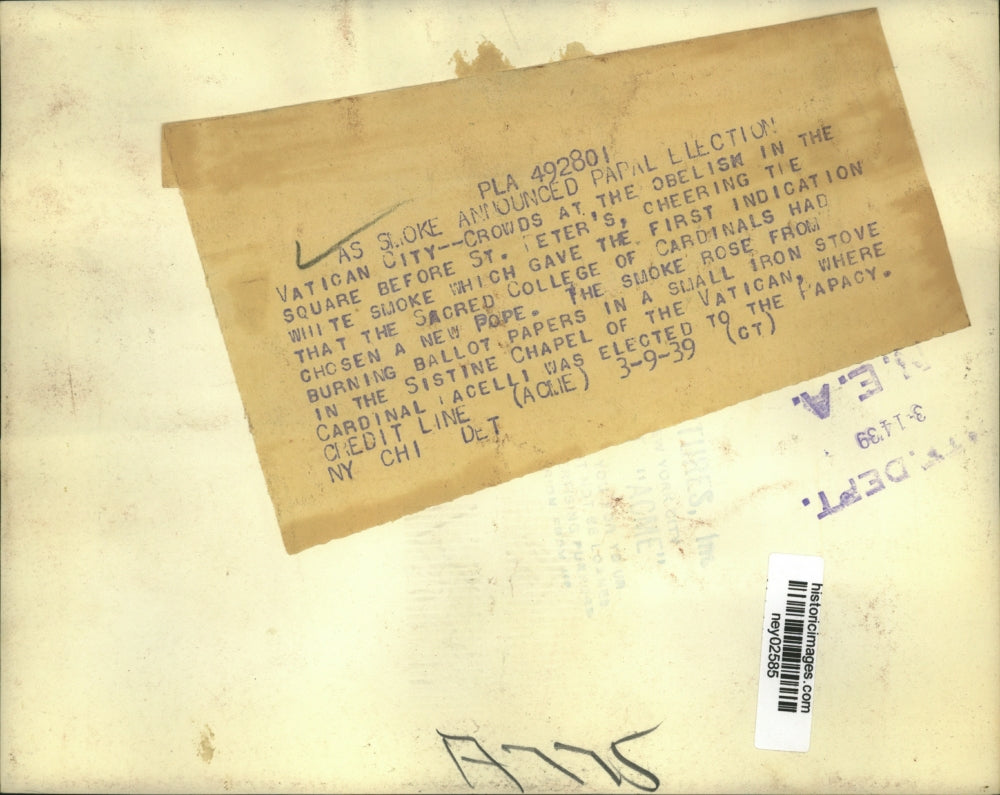 1939 Press Photo Crowds See White Smoke at Vatican Square Obelisk Pope Pacelli