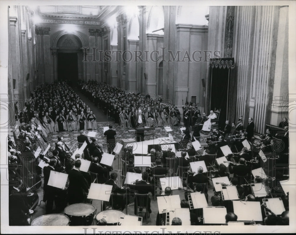 1959 Press Photo Pope John XXIII on Throne at Concert at Hall of Benedictions- Historic Images