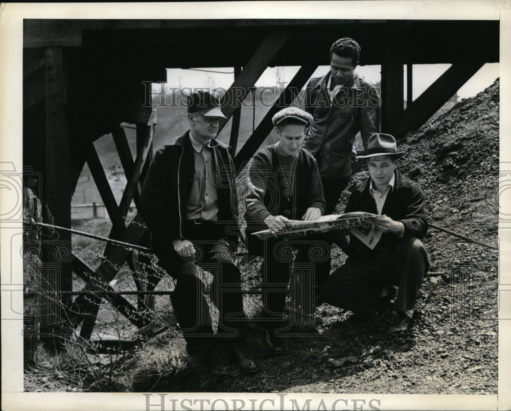 1943 Press Photo Mine Workers of United Mine Workers Battle for Higher Wages