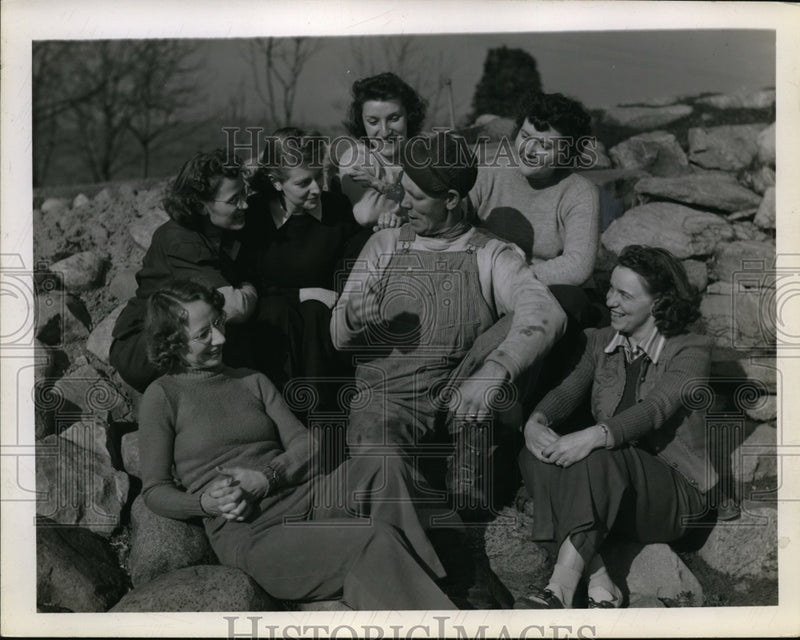 Load image into Gallery viewer, 1942 Press Photo Mr Oliver Jenkins &amp; 6 Young Ladies To Help Him Over Weekend
