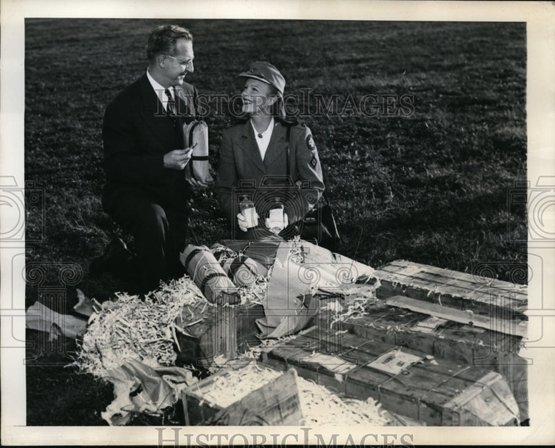 Load image into Gallery viewer, 1945 Press Photo Harry Walter Pres of Steel Strapping Comp &amp; Mrs Robert McLarsen
