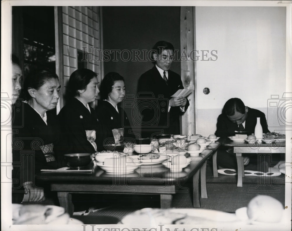 1949 Press Photo K Hatori Introduces Family at Shinto Wedding - ney02949
