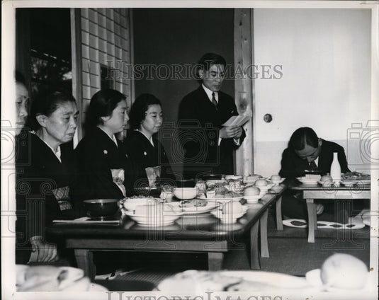1949 Press Photo K Hatori Introduces Family at Shinto Wedding - ney02949