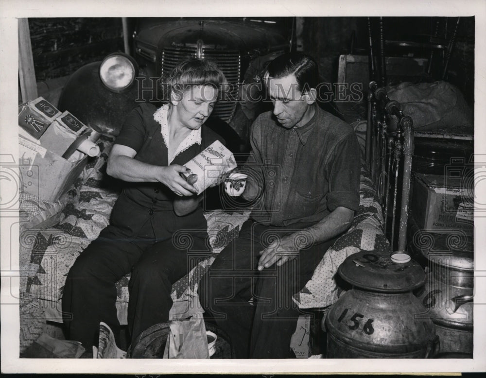 1945 Press Photo Mr & Mrs Ray Gilbert After 11 Days Traveling by Boxcar