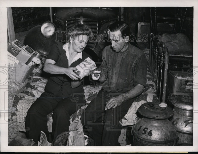 Load image into Gallery viewer, 1945 Press Photo Mr &amp; Mrs Ray Gilbert After 11 Days Traveling by Boxcar

