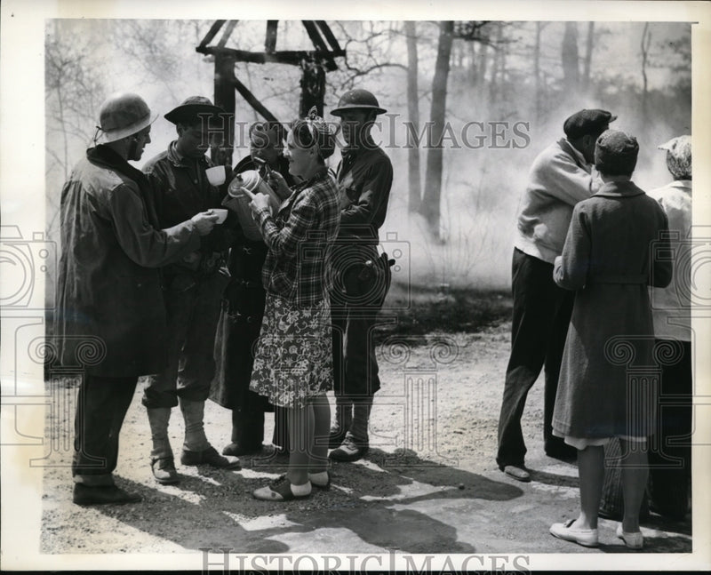 Load image into Gallery viewer, 1941 Press Photo Volunteers Pour Coffee for Soldiers &amp; Volunteer Firemen
