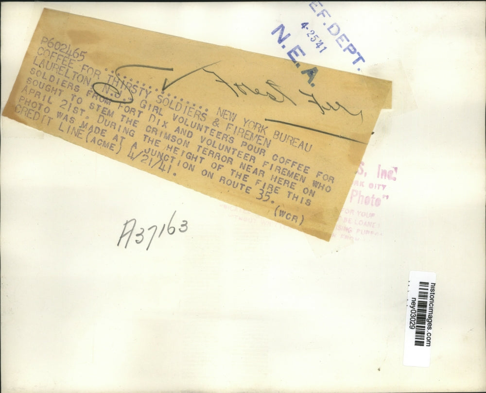 1941 Press Photo Volunteers Pour Coffee for Soldiers & Volunteer Firemen