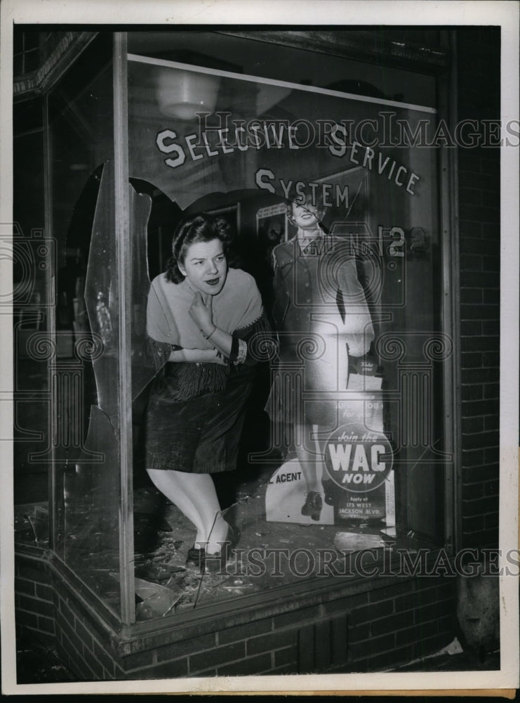 1944 Press Photo Marauders Break Window of Selective Service Board 122 T Munari