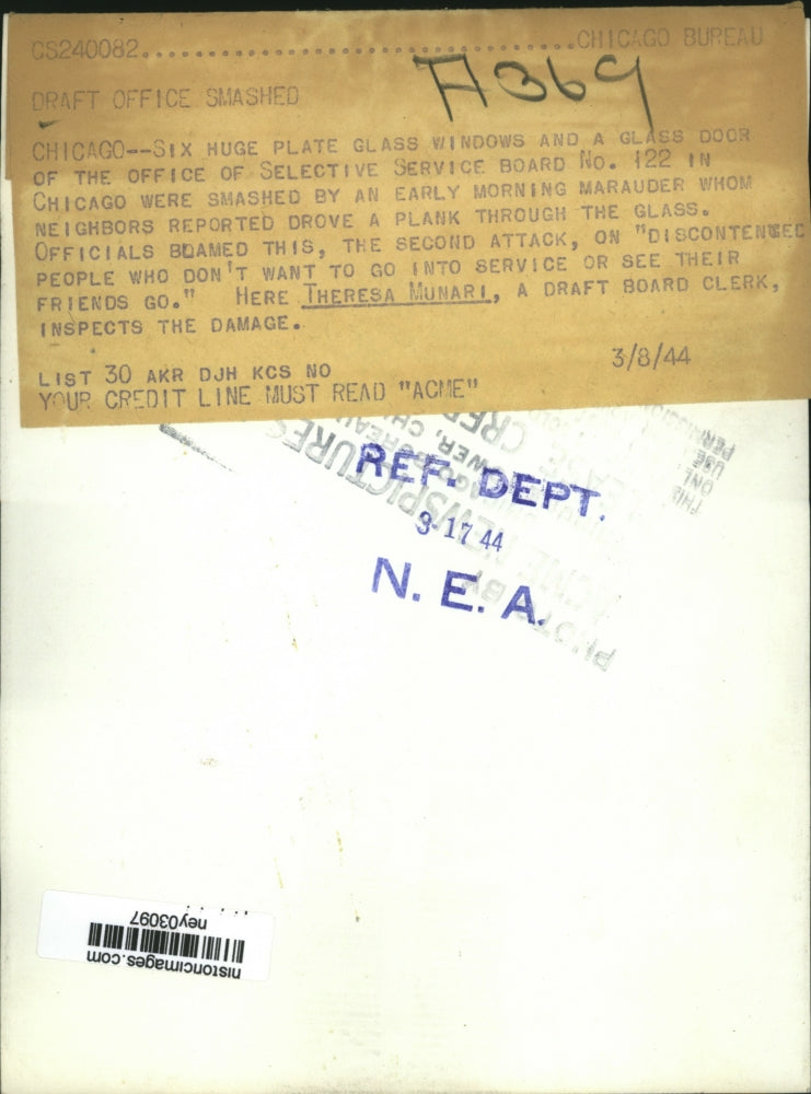 1944 Press Photo Marauders Break Window of Selective Service Board 122 T Munari