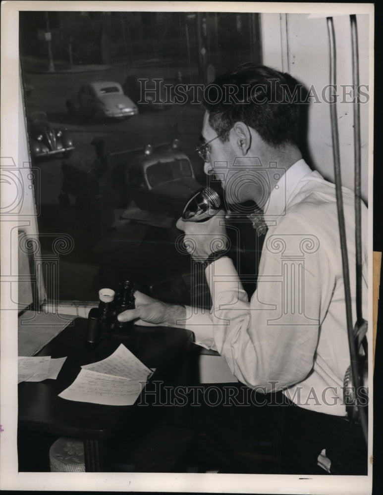 1946 Press Photo Drivers on Carnegie Avenue Cleveland Has MC Mr White Gives Tips