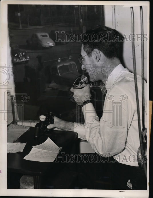 1946 Press Photo Drivers on Carnegie Avenue Cleveland Has MC Mr White Gives Tips