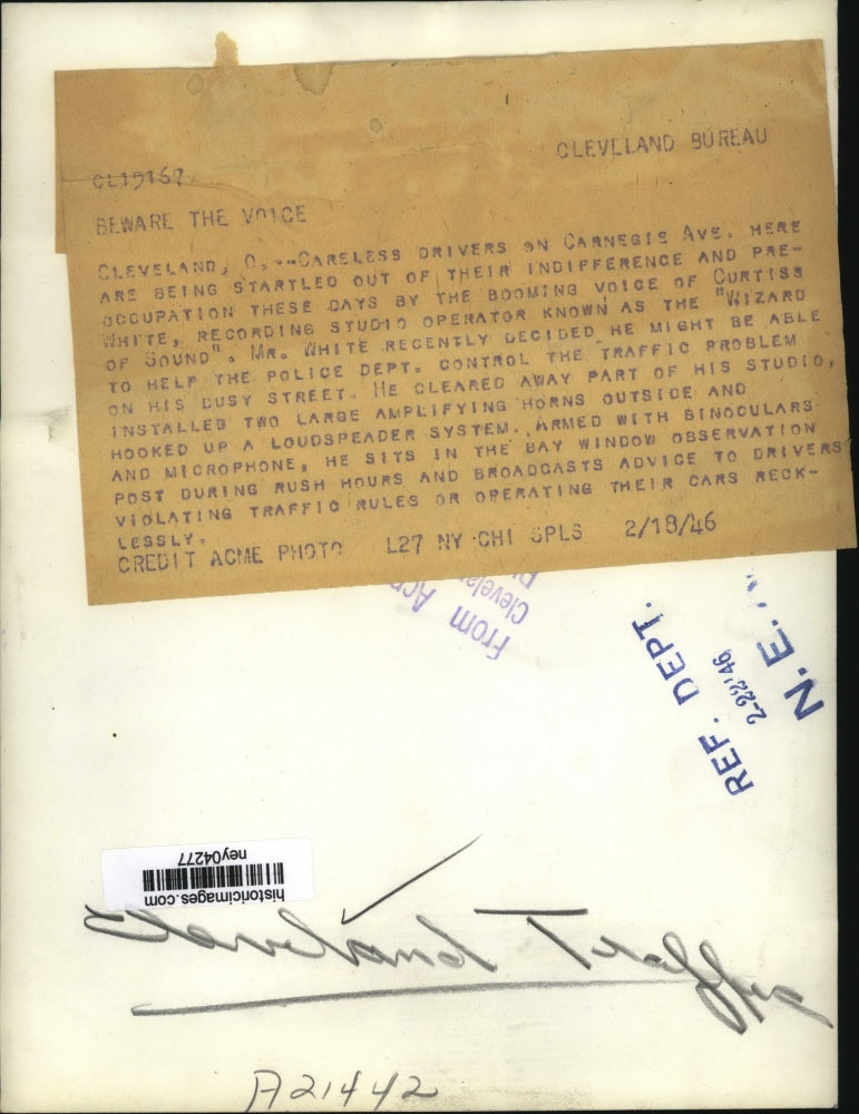 1946 Press Photo Drivers on Carnegie Avenue Cleveland Has MC Mr White Gives Tips