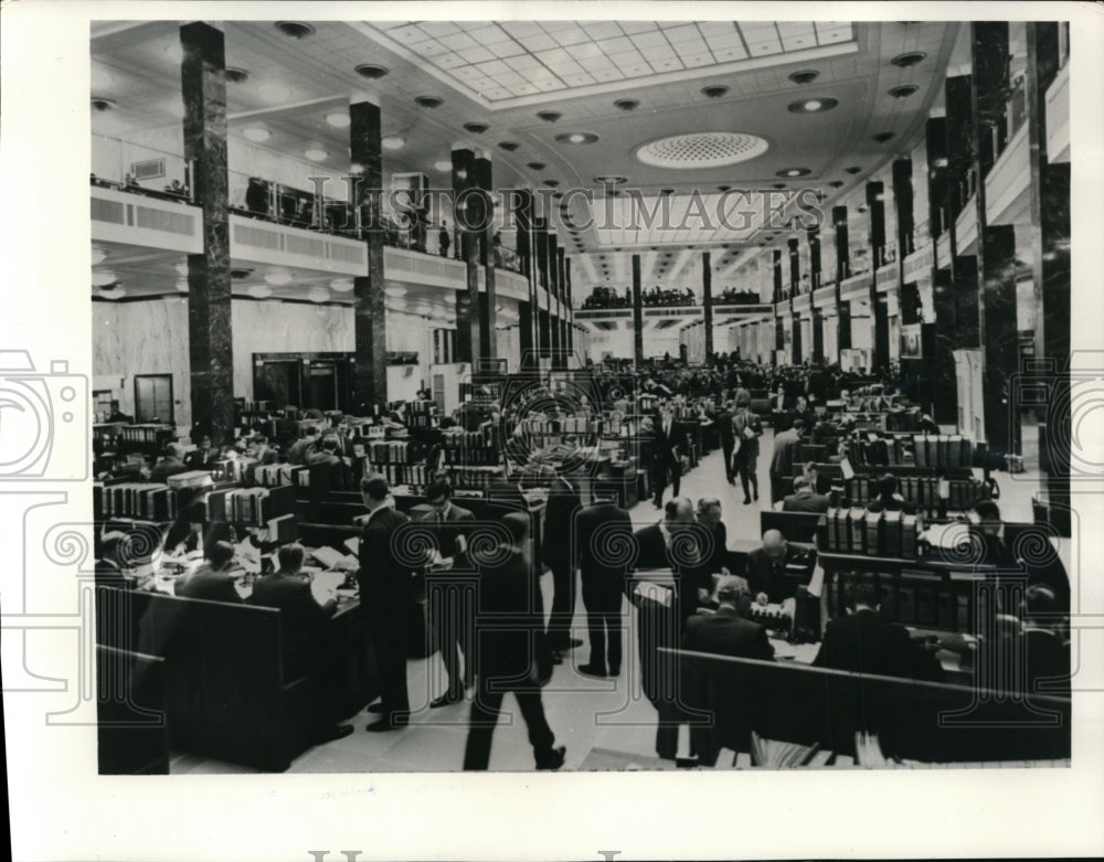 1969 Press Photo General Room at Lloyd's Filled with Underwriters