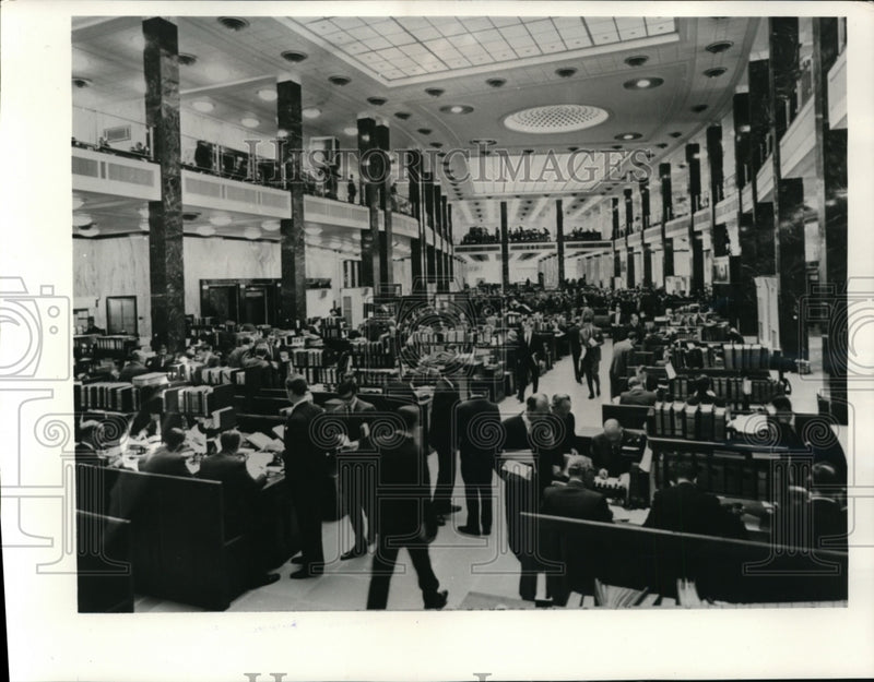 Load image into Gallery viewer, 1969 Press Photo General Room at Lloyd's Filled with Underwriters
