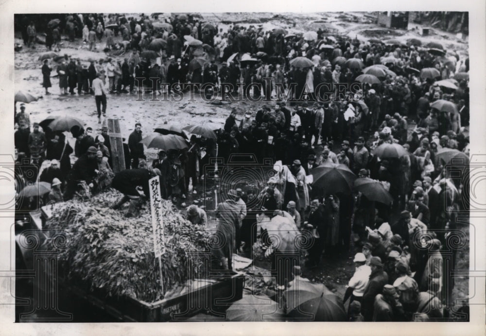 1945 Press Photo Japan Open Air Market by Dai Nippon Giminkai Sells Vegetables- Historic Images