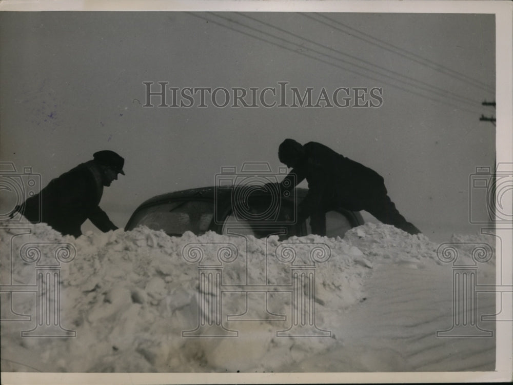 1936 Press Photo Crystal Lake Illinois Mans Car Stuck in Snow Drift- Historic Images