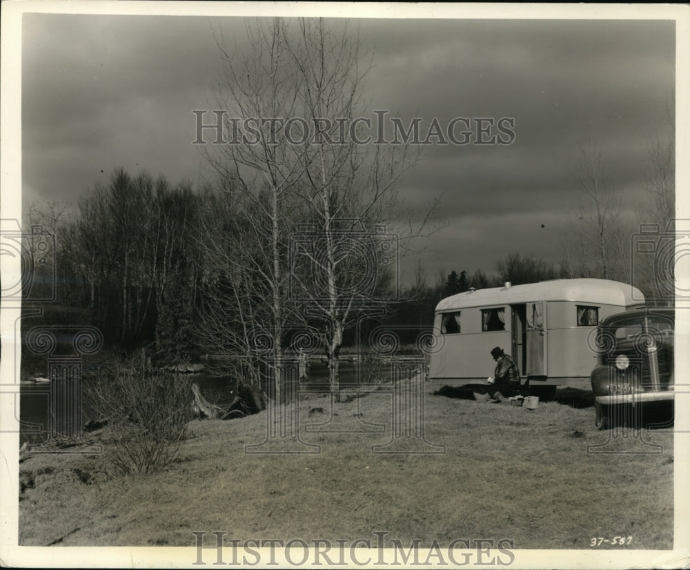 1937 Press Photo Deluxe House Trailer Parked Right Next To Stream