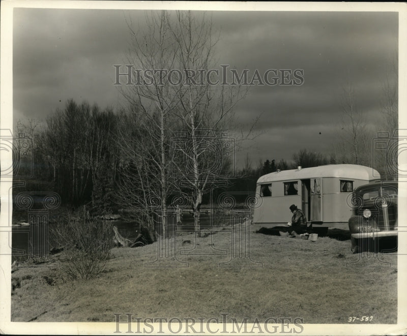 Load image into Gallery viewer, 1937 Press Photo Deluxe House Trailer Parked Right Next To Stream
