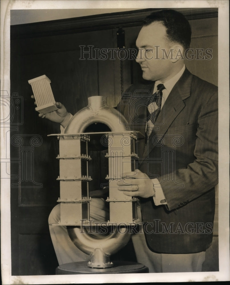 1954 Press Photo diesel engine de-odorizing gadget by Oxy-Catalyst Inc.