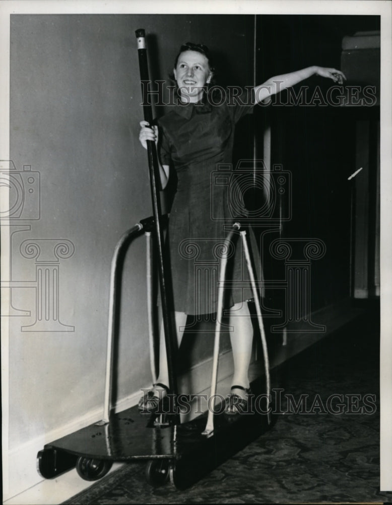 1939 Press Photo Charlotte Czarnecki demonstrates wagon sled at Chicago conv