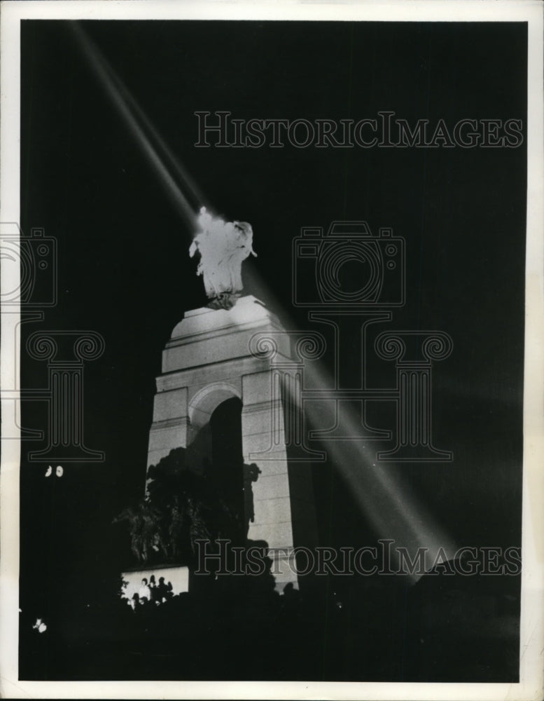 1941 Press Photo Candlelight beam of Canada's War Memorial Ottawa, Canada