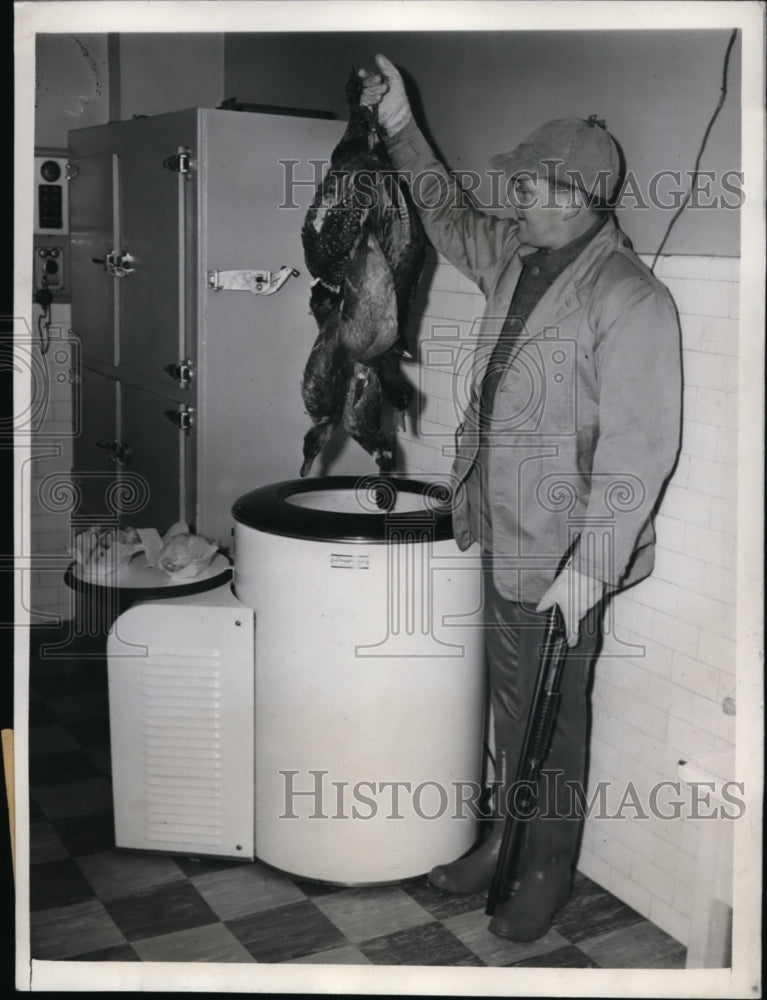 1941 Press Photo Hunter LR Sewell puts game bird in frozen storage in Chicago