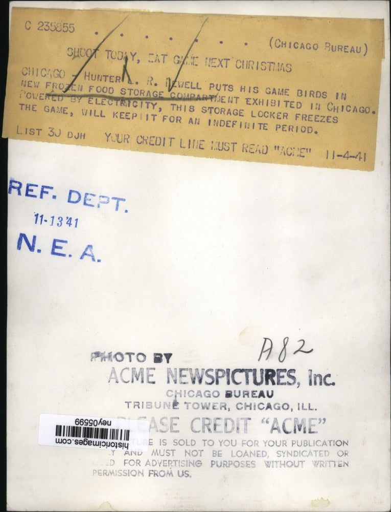 1941 Press Photo Hunter LR Sewell puts game bird in frozen storage in Chicago