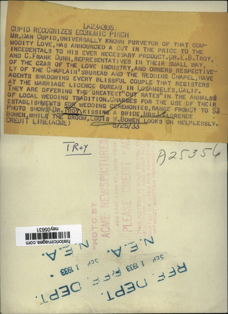 1933 Press Photo Dr EB Troy kisses Mrs FLorence Bown while her groom looks on