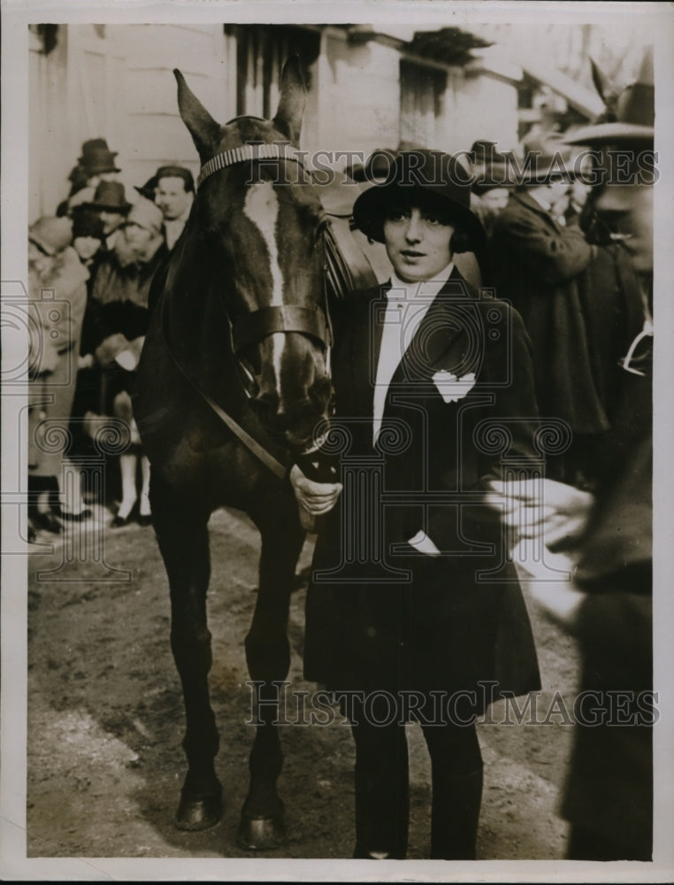 Load image into Gallery viewer, 1928 Press Photo Mlle Wed competes in horse ride from Paris to Cannes
