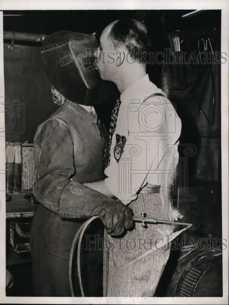 Load image into Gallery viewer, 1944 Press Photo Boeing Aircraft employees disclose hot romance in Seattle, Wash
