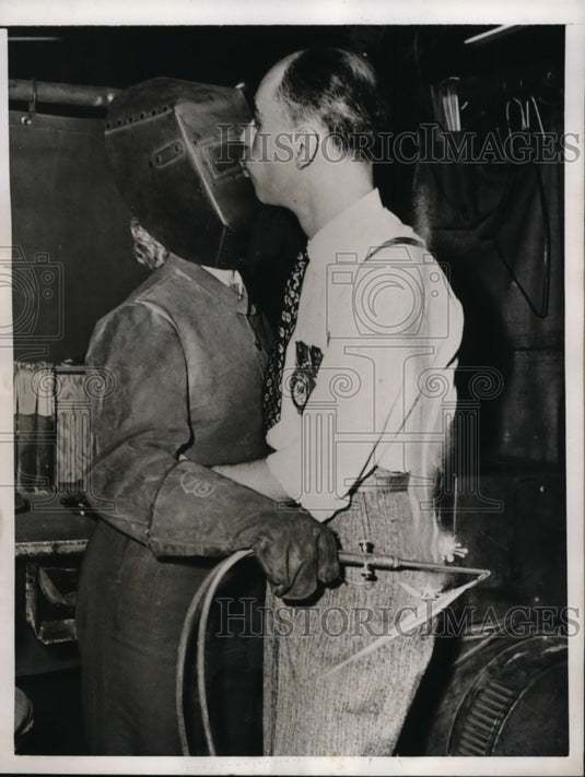 1944 Press Photo Boeing Aircraft employees disclose hot romance in Seattle, Wash