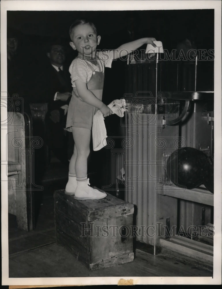 Load image into Gallery viewer, 1941 Press Photo Chicago John E Zager, youngest bowler warms up for tourney
