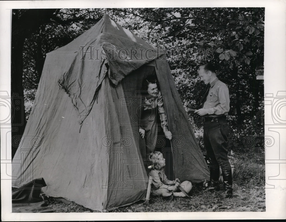 1946 Press Photo Mrs Walter Novak & daughter, Punty, evicted twice in Chicago