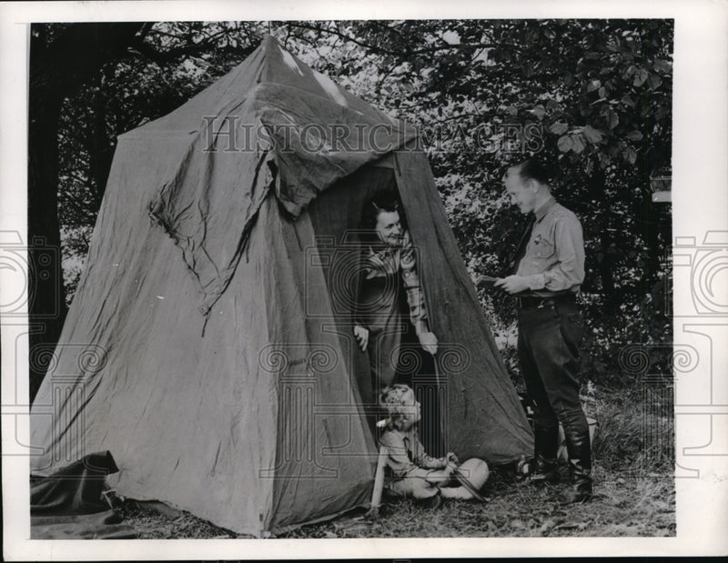 Load image into Gallery viewer, 1946 Press Photo Mrs Walter Novak &amp; daughter, Punty, evicted twice in Chicago
