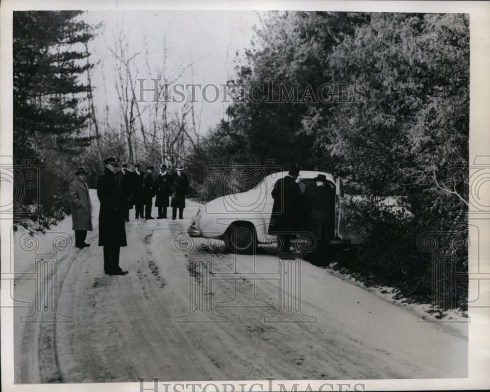 1946 Press Photo Muttontown, NY Priests give last rites to Jack West, patrolman
