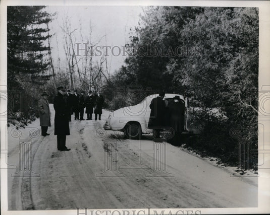 1946 Press Photo Muttontown, NY Priests give last rites to Jack West, patrolman