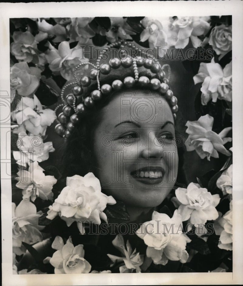 Load image into Gallery viewer, 1939 Press Photo Beth Page chosen queen of Gardenia Festival
