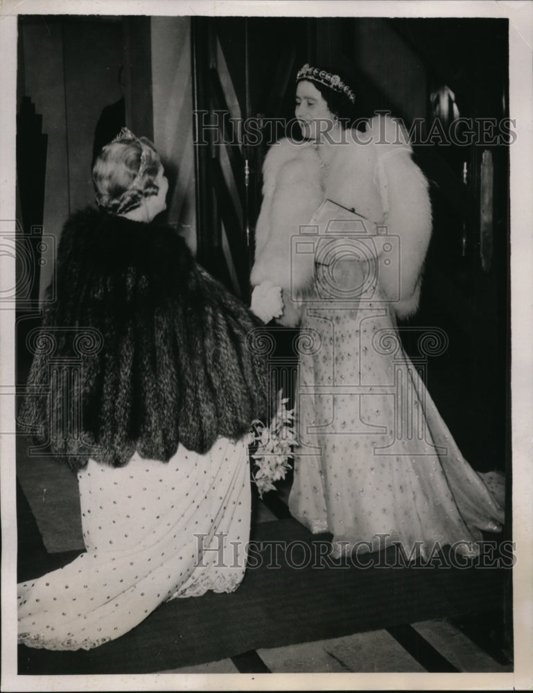 Load image into Gallery viewer, 1939 Press Photo Queen Elizabeth attends Comedie Francaise performance London
