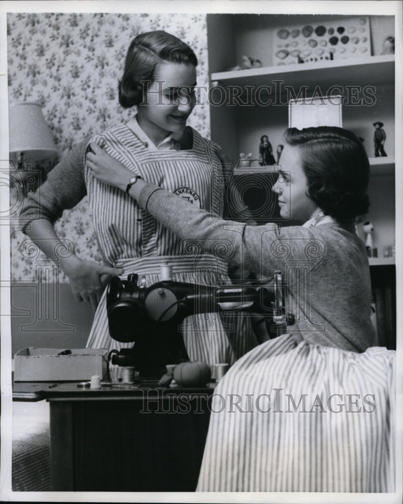 1960 Press Photo Barker Twins Excellent Homemakers
