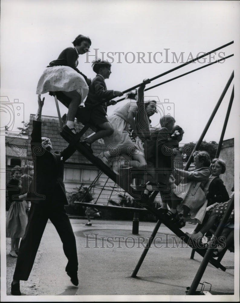 1958 Press Photo Duke of Bedford Opens Woburn Abbey Estate with Playground