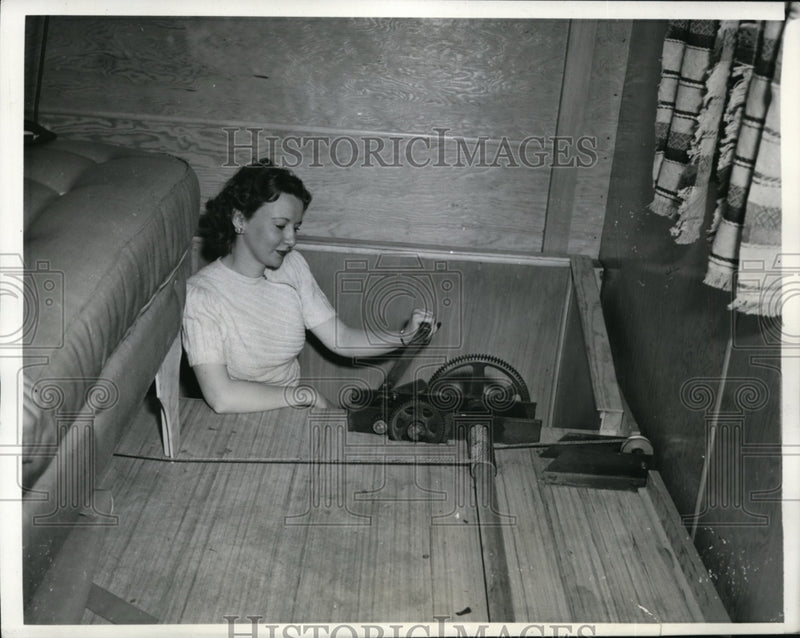 Load image into Gallery viewer, 1942 Press Photo Alexandria Spare on stairs works pulley to raise upper story

