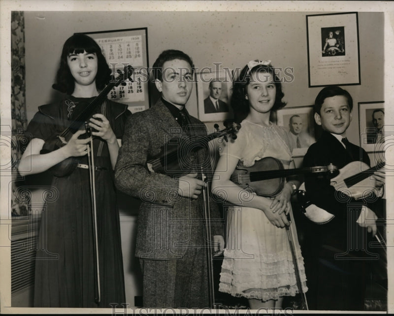 Load image into Gallery viewer, 1938 Press Photo 4 Child Violinists Won Federation Contest Radio Program
