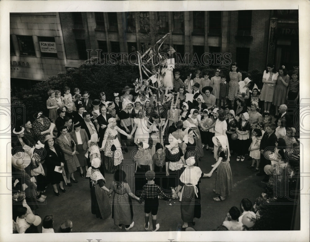 1941 Press Photo Dutch Children Celebrate Princess Juliana's Birthday