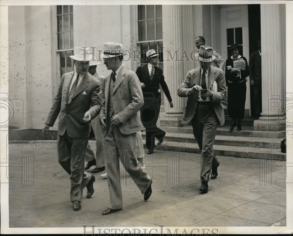 1935 Press Photo Reporters leave White House after Roosevelt conference on