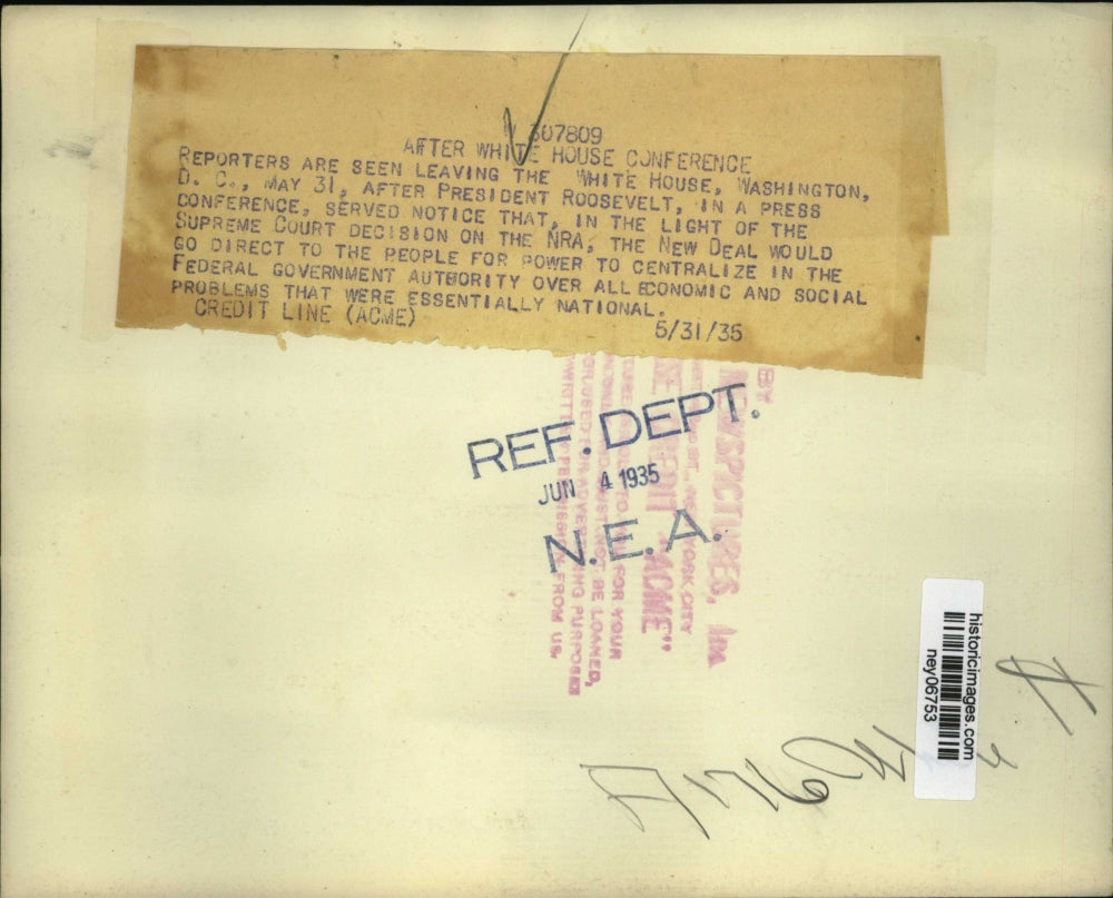 1935 Press Photo Reporters leave White House after Roosevelt conference on